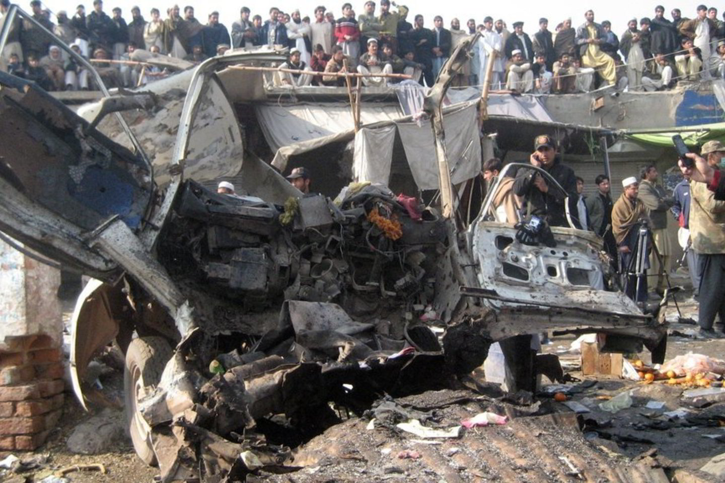 Per bombos sprogimą autobusų stotyje Pakistane antradienį žuvo mažiausiai 29 žmonės ir daugiau kaip 60 buvo sužeisti.