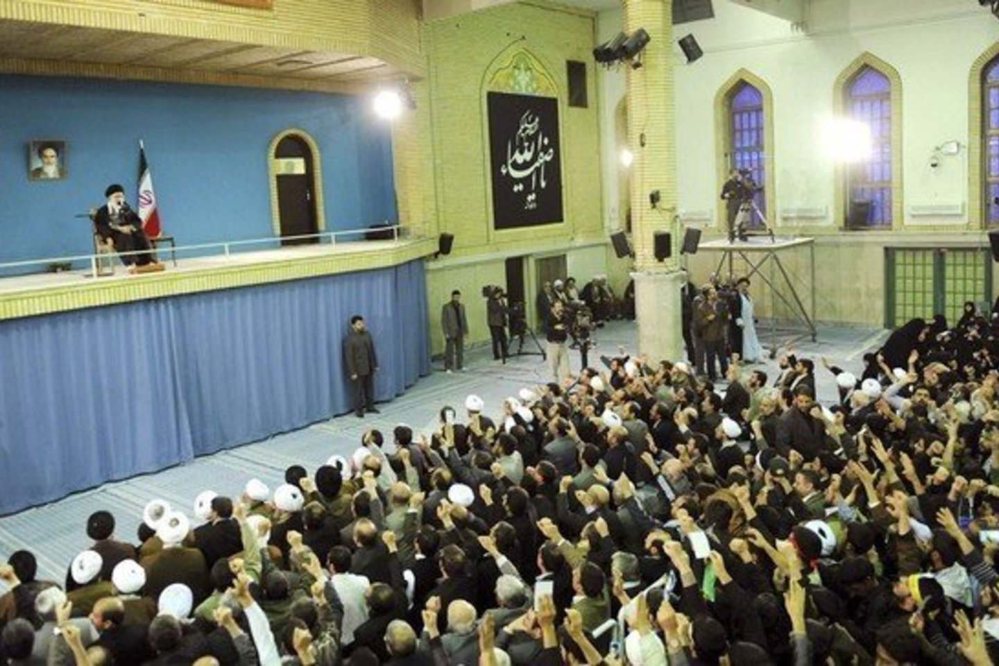 Irano lyderis Ayatollahas Ali Khamenei savo rėmėjams sakė, kad neketina reaguoti į Vakarų perspėjimus dėl branduolinės Irano politikos.