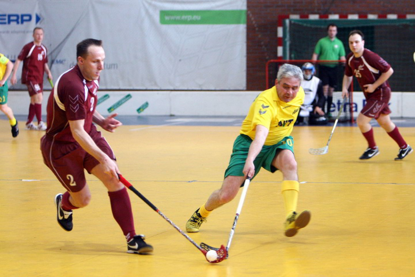 Riedulį žaidžia ir buvęs Lietuvos futbolo rinktinės treneris R.Žutautas.