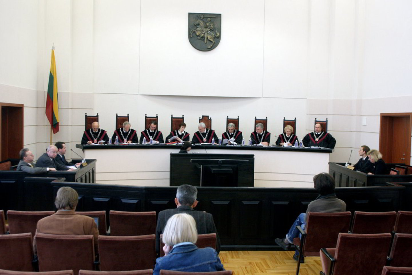 Skunde buvo nurodoma, kad minėtieji teisėjai ir jiems artimi asmenys yra susiję darbo santykiais su valstybinėmis aukštosiomis mokyklomis.