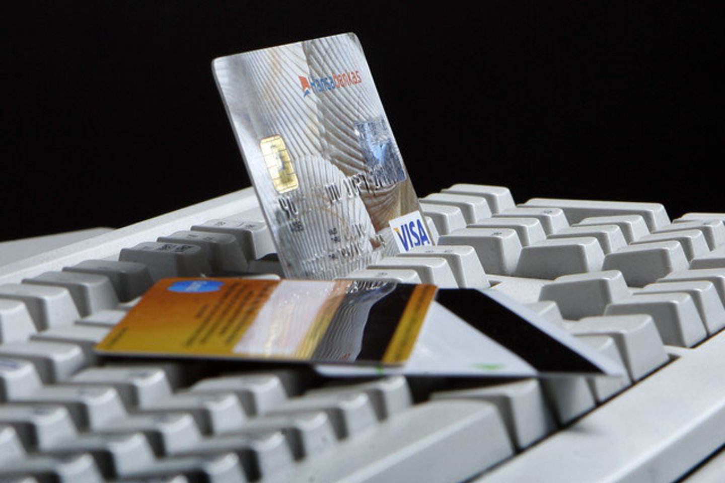 Moters elektroninės bankininkystės duomenis sukčius išgavo prisistatęs pareigūnu.