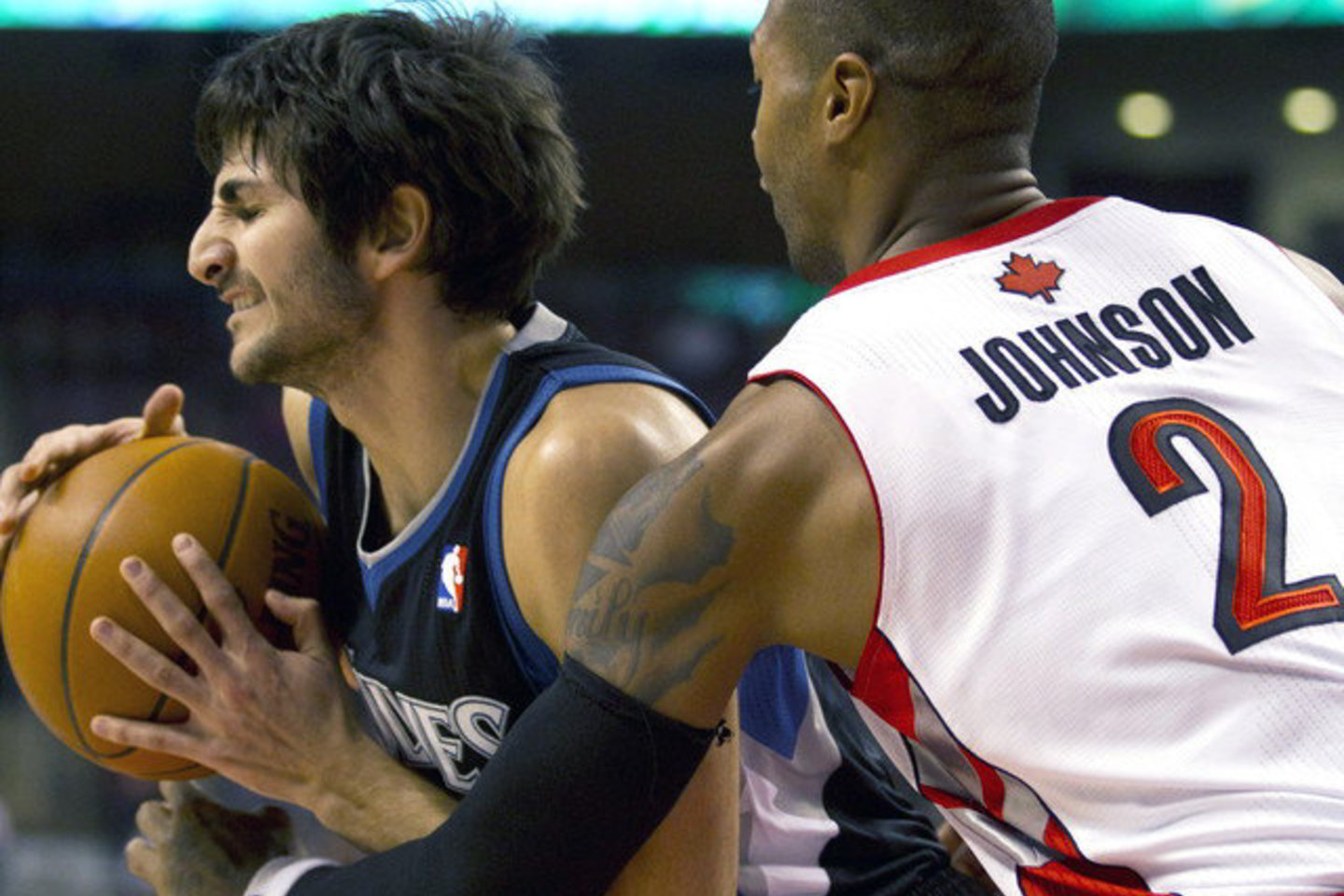 "Raptors" žaidėjas J.Johnsonas bando sustabdyti "Timberwolves" įžaidėją R.Rubio.