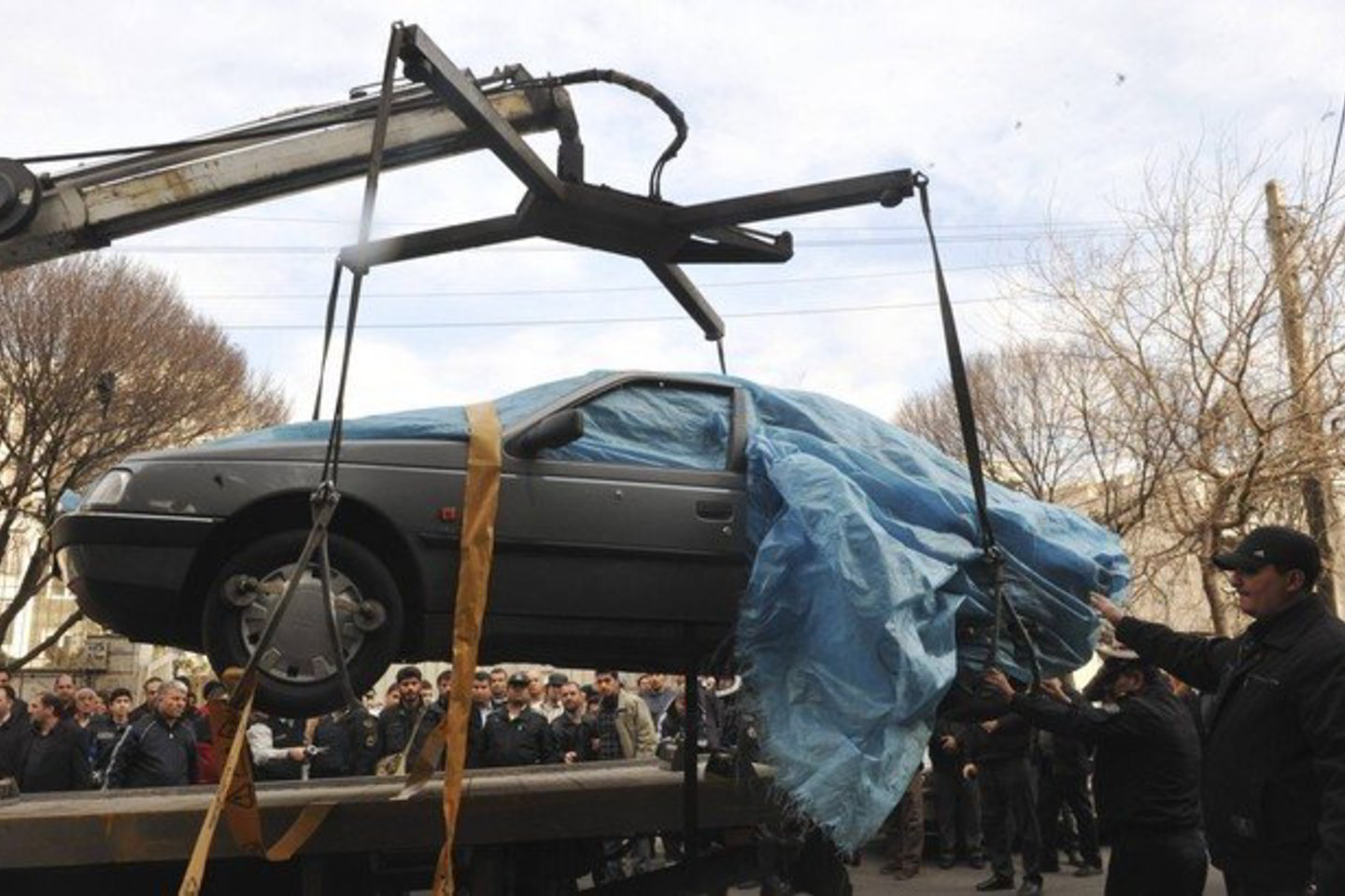 Per sprogimą Teherane M.A.Roshanas neišgyveno. Jo automobilį pareigūnai uždengė nuo pašalinių akių.