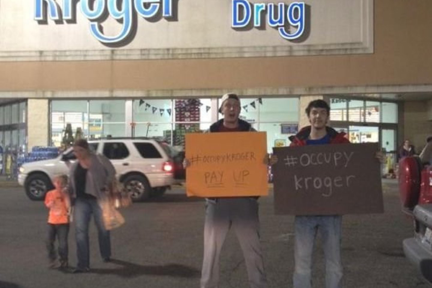 Prie prekybos tinklo parduotuvės puolė rikiuotis sirgaliai su plakatais: „Sumokėk jam!“.