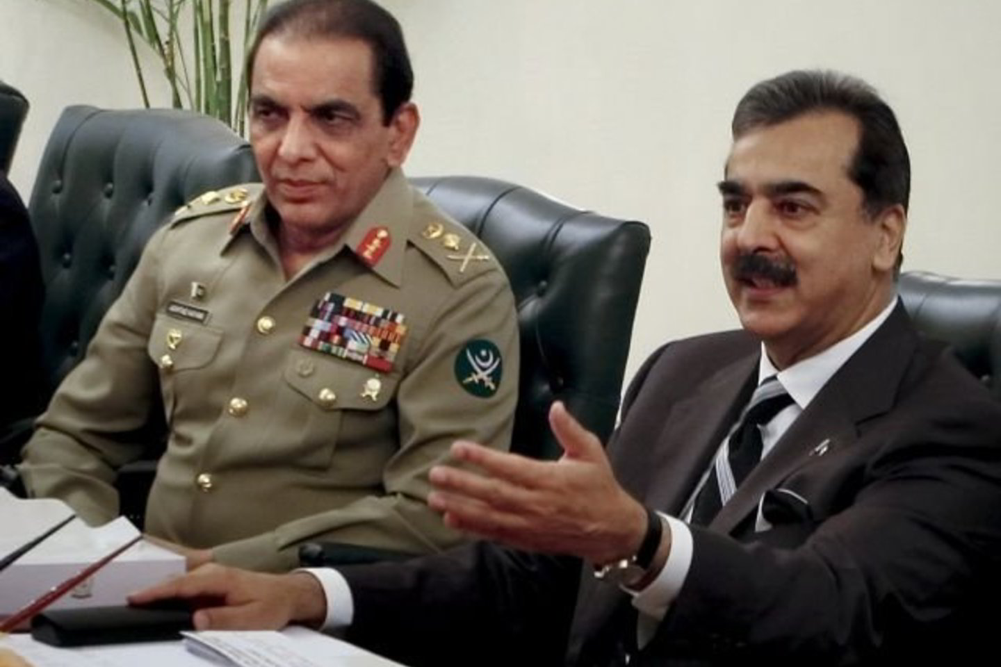Pakistano kariuomenės vadas Ashfaqas Parvezas Kayani ir premjeras Yousufas Raza Gilani atsidūrė įtampos lauke.