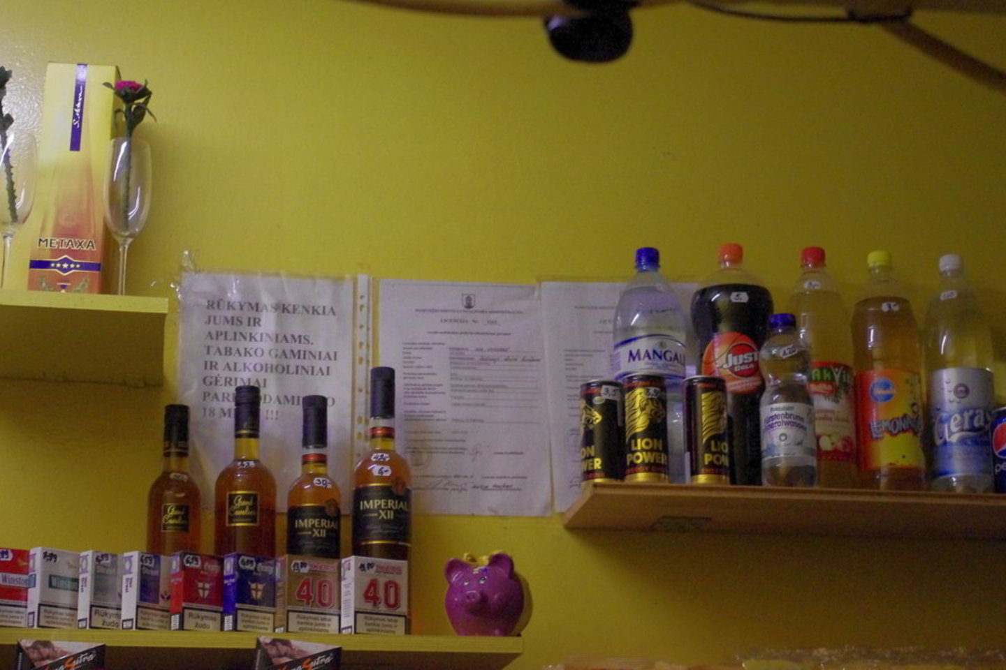 Į parduotuvę įsibrovusius vagis sudomino cigaretės, alkoholis ir kitos prekės.