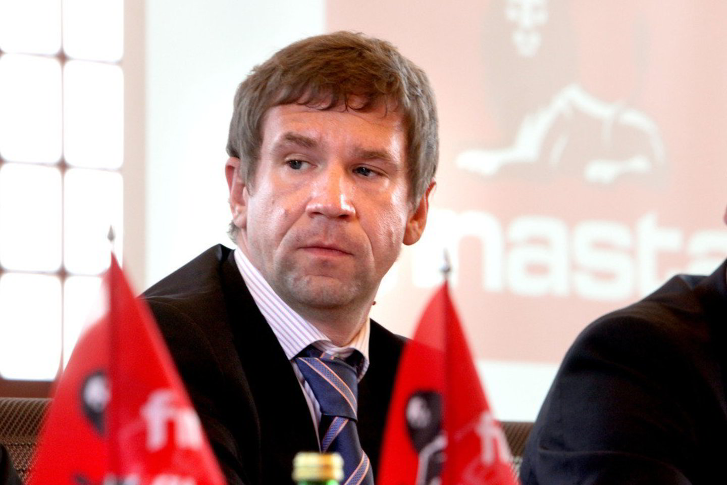 Vasarą buvęs „Snoro“ savininkas Vladimiras Antonovas pristatė atnaujintą banko logotipą - liūtą raudoname fone.