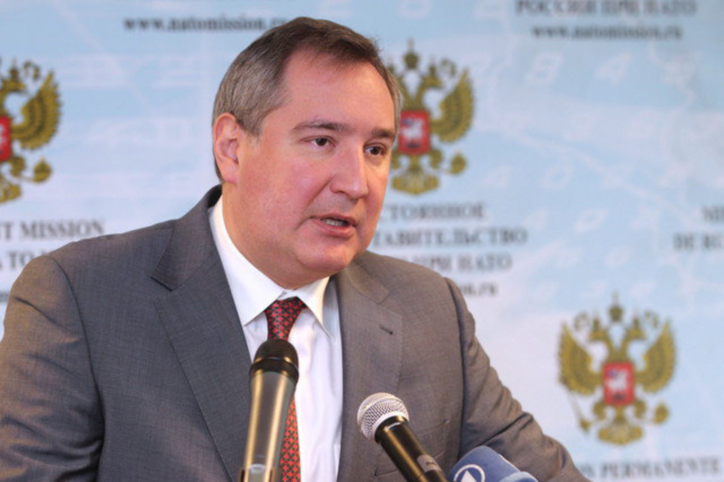 „Siriją reikia palikti ramybėje ir padėti konfliktuojančioms pusėms galų gale užmegzti politinį dialogą“, - aiškina D.Rogozinas.