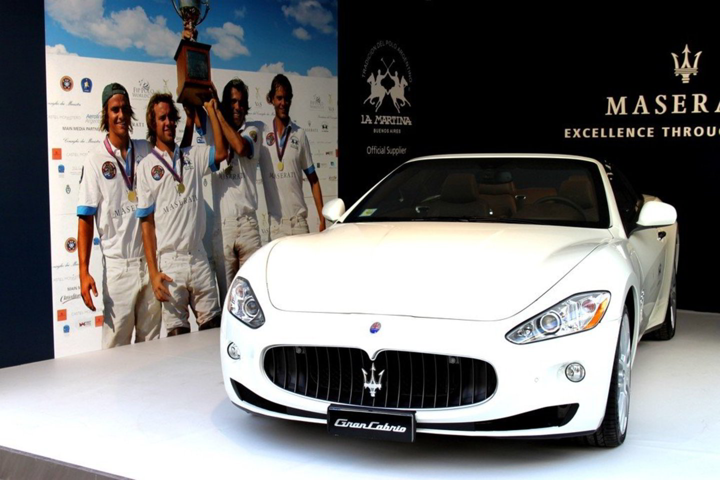 Prabangus „Maserati Cabrio“ automobilis Florencijoje abejingų nepaliko.