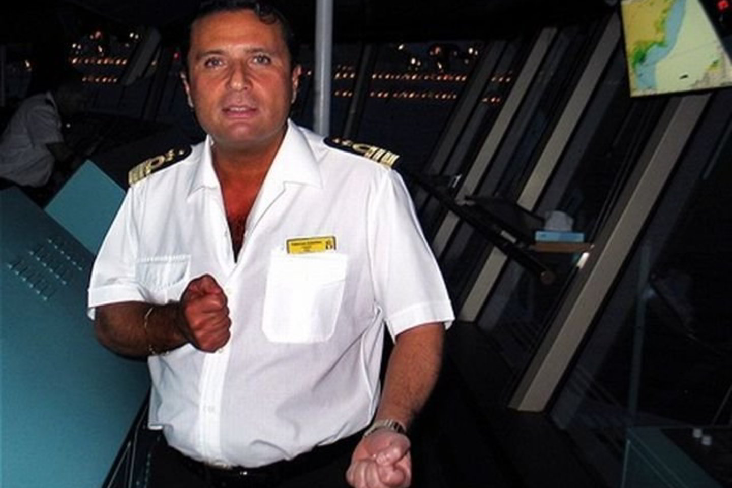 Kol kas neaišku, ką F.Schettino veikė susidūrimo su rifu akimirką. Pats kapitonas tvirtina stovėjęs laivo vairinėje.