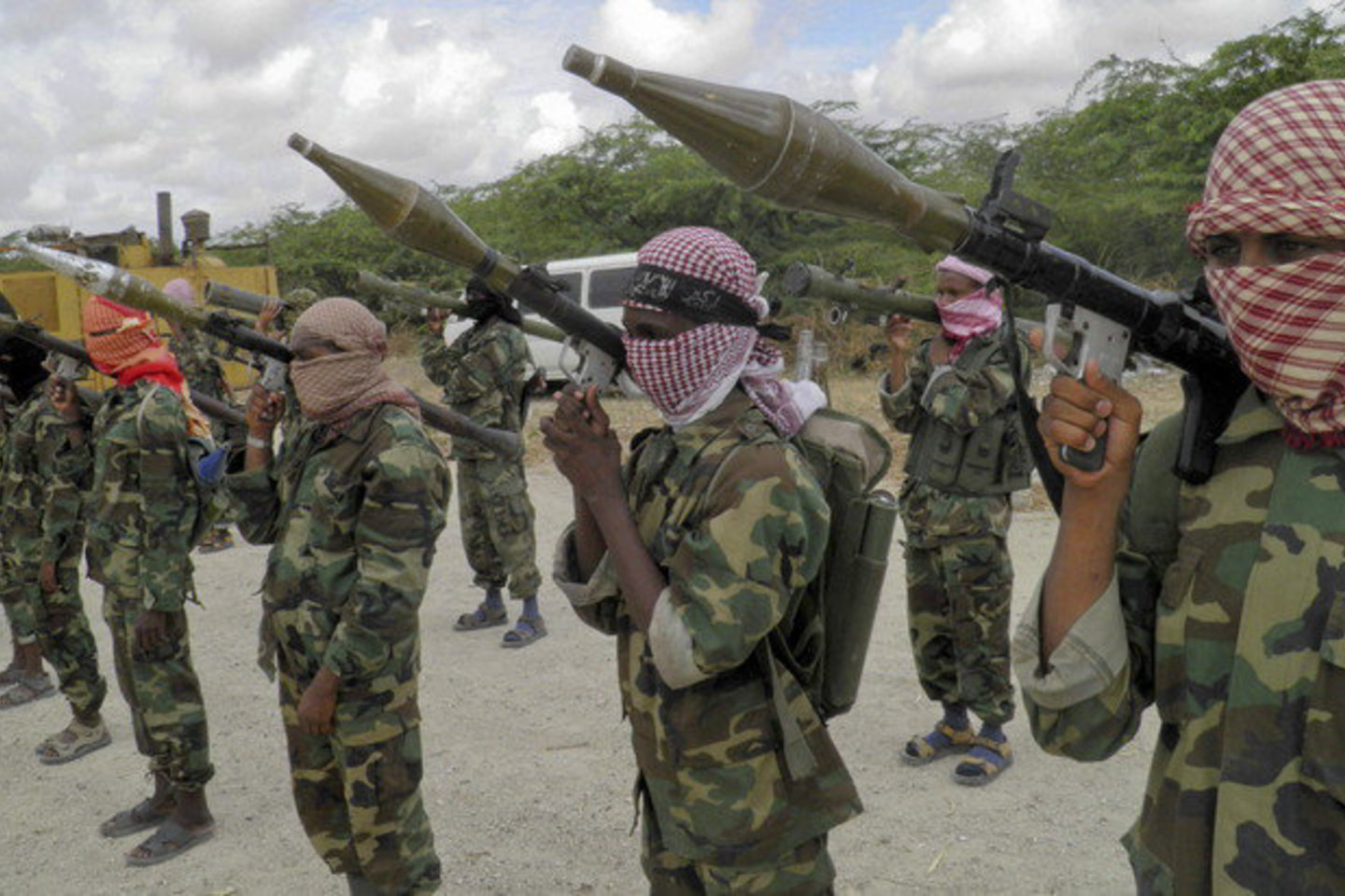 Kasmet Somalio piratai rengia atakas prieš prekybos laivus ir tanklaivius, pridarydami šimtus milijonų dolerių nuostolių.