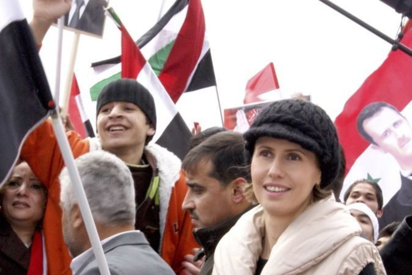 Nuotraukos, kuriose matoma besišypsanti 36 metų pirmoji ponia A.Assad su dviem savo vaikais, buvo išspausdintos daugelio arabų ir Vakarų šalių laikraščiuose.