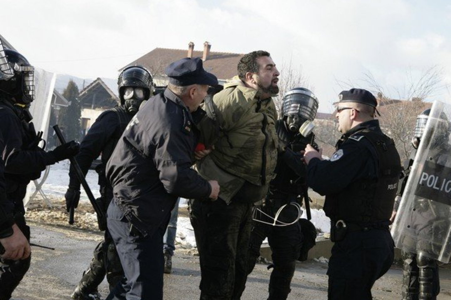 Naujausiais duomenimis, per susidūrimus tarp demonstrantų ir policininkų sužeisti 31 policininkas ir 21 demonstrantas.