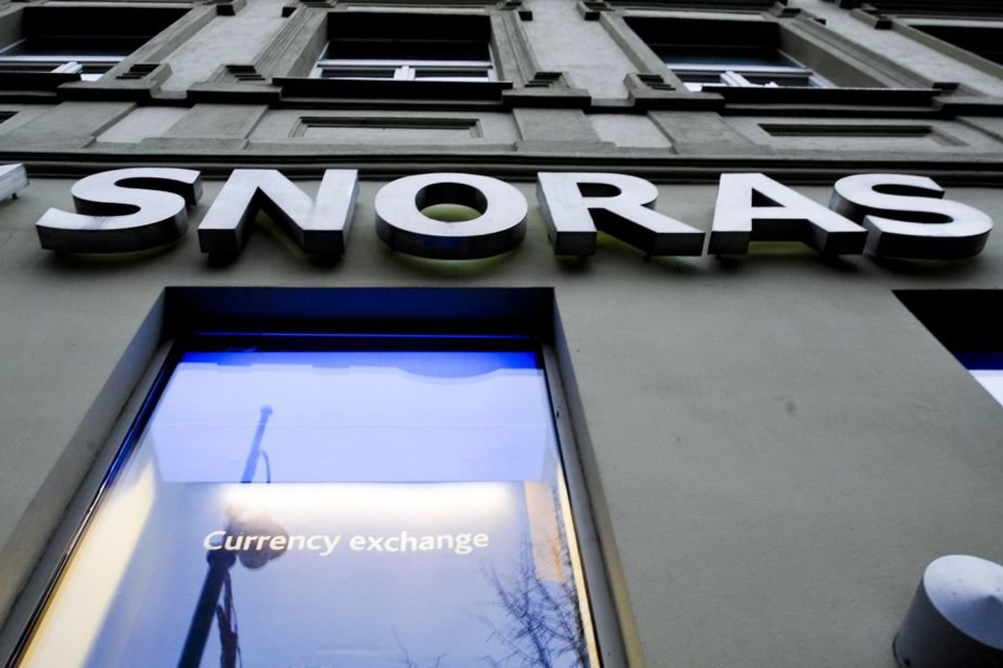 Nors nuo banko „Snoras“ nacionalizavimo praėjo jau du mėnesiai, visuomenei ir banko klientams liko daug neatsakytų klausymų ne tik apie faktinę banko finansinę būklę, bet ir apie Vyriausybės bei Lietuvos banko veiksmų pagrįstumą.