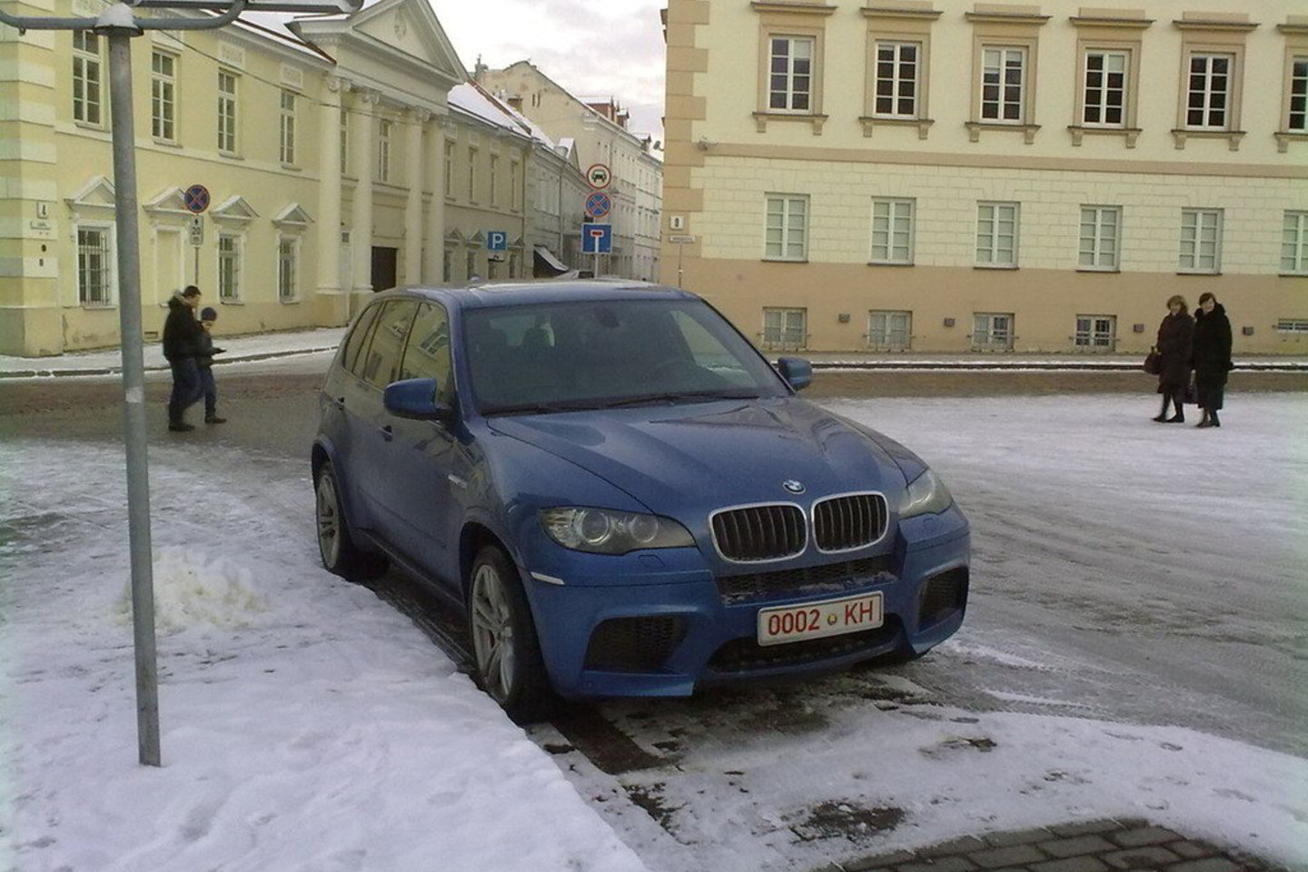 Prie Prezidentūros pastebėtas Baltarusijos prezidento administracijai priklausantis automobilis.
