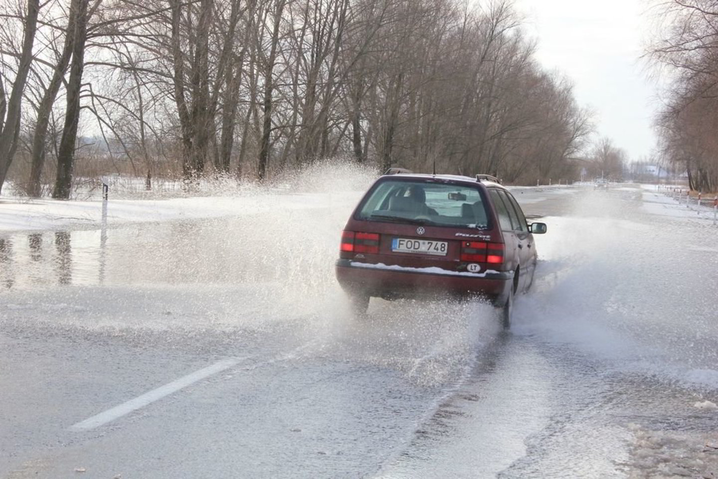Ant kelio iš Šilutės į Rusnę pasirodė vanduo: pirmadienio rytą čia jau telkšojo dvi maždaug 4 centimetrų gylio balos.