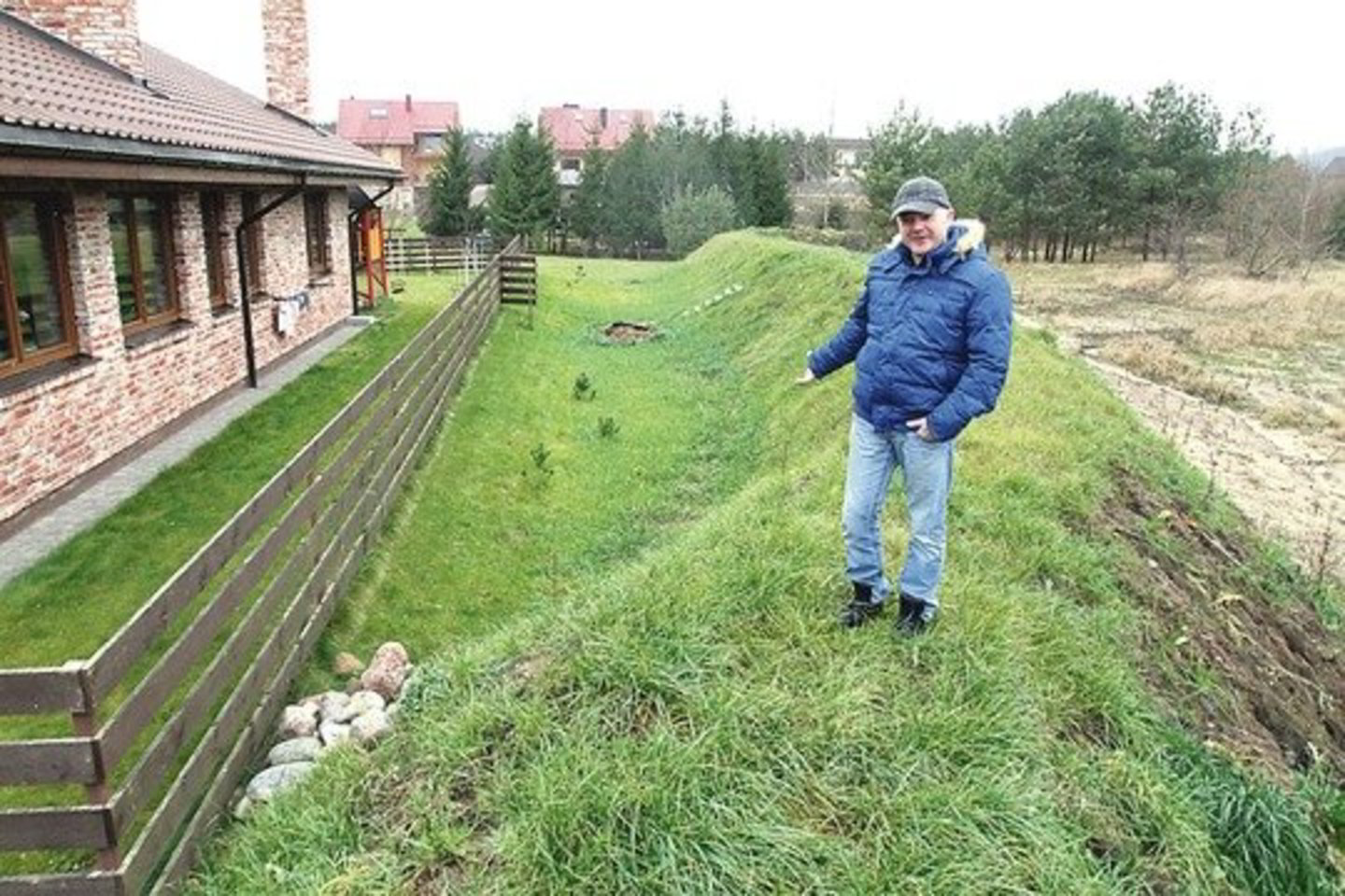 Kai prieš pusantrų metų P.Jucevičiaus namus užliejo potvynis, jis nedelsė – su kaimynais supylė 1,4 m aukščio pylimą.