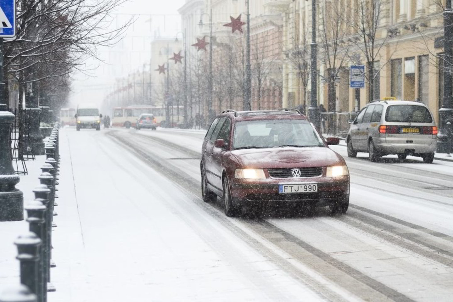 Kaip praneša Lietuvos automobilių kelių direkcija, pirmadienio rytą sninga didžiojoje šalies dalyje.