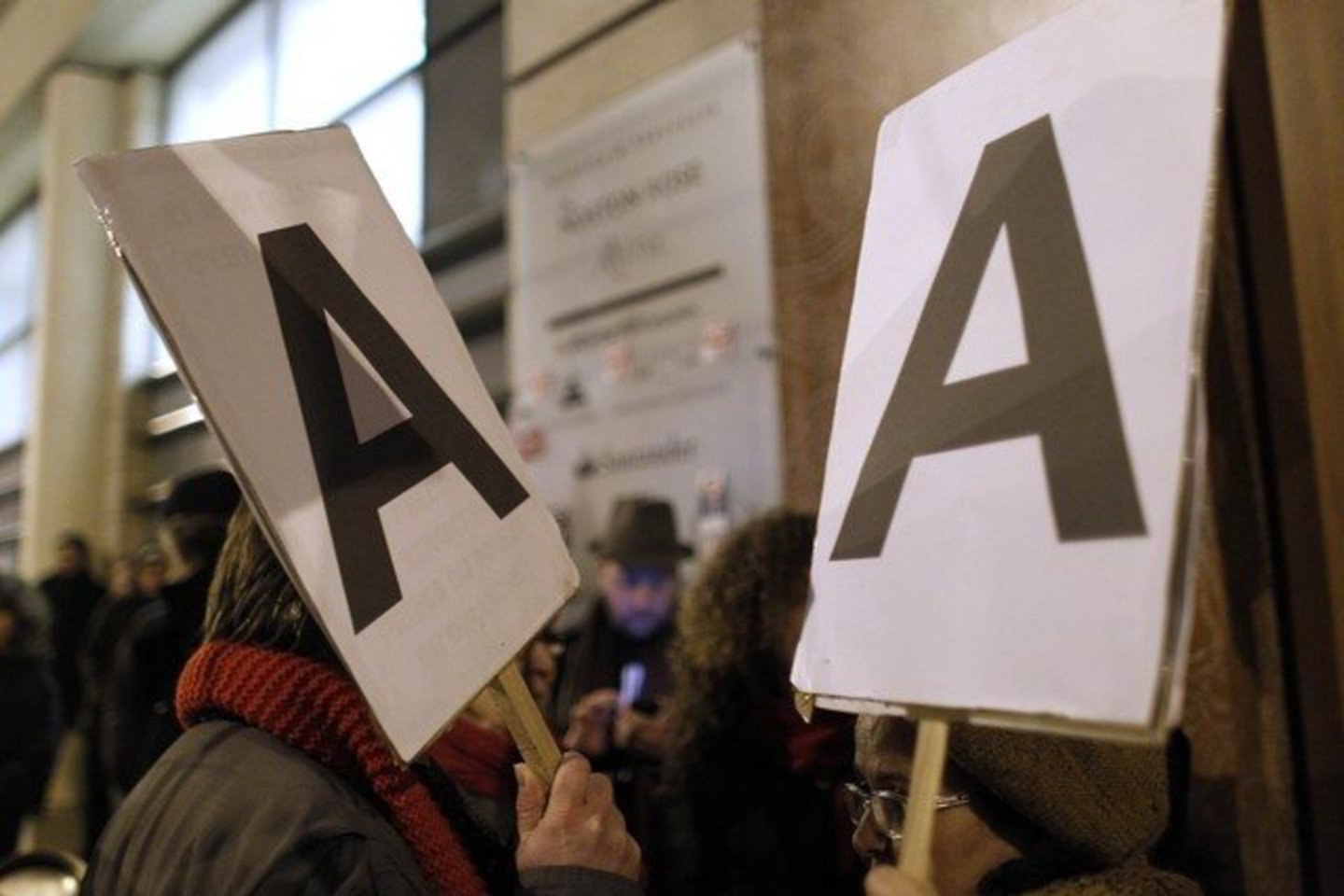 Prancūzijoje kairieji protestuoja prieš reitingų agentūros sprendimą sumažinti šalies reitingą.