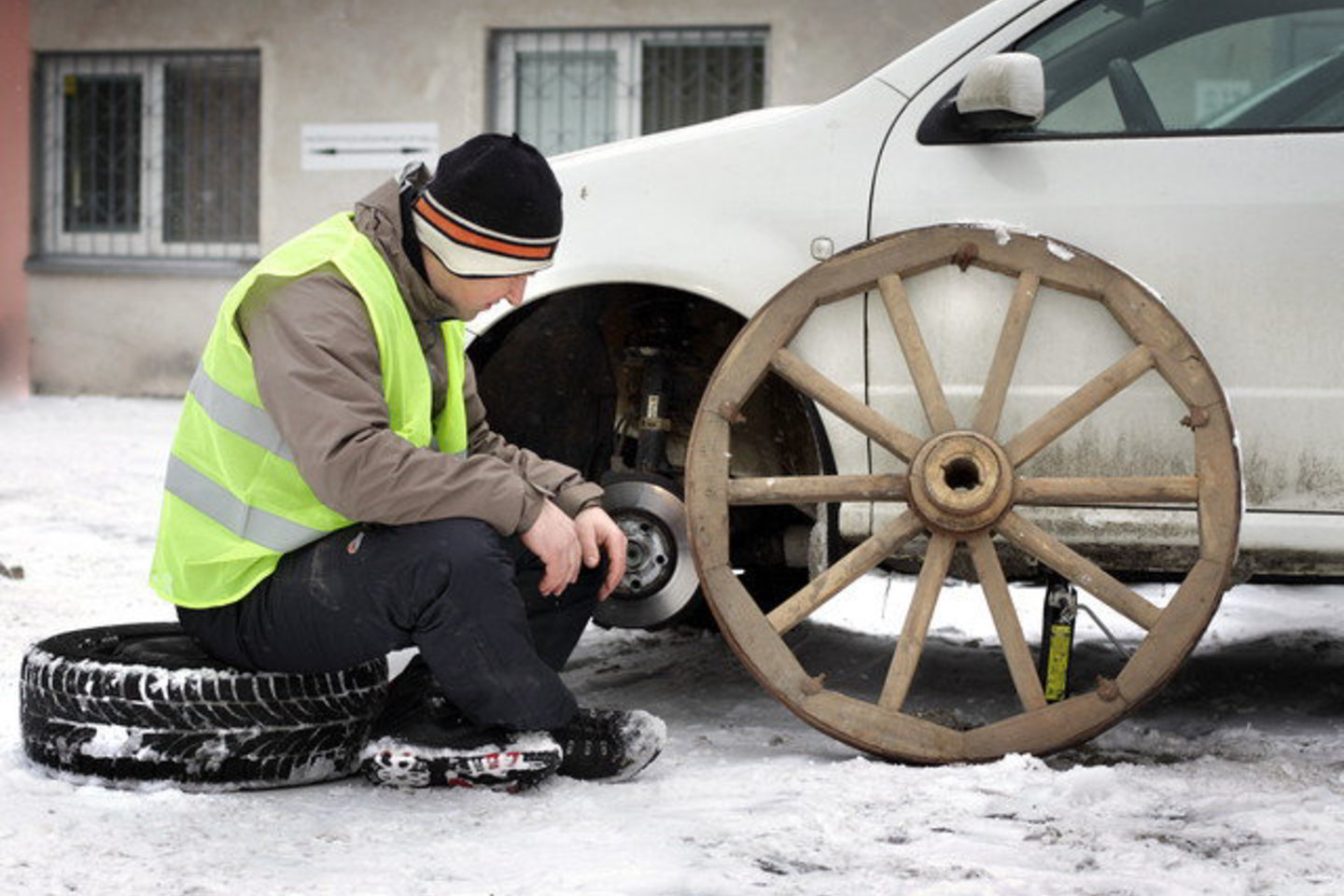 Tvarkingi vairuotojai padangas jau seniai pasikeitę. Važinėjantys nudilusiomis vis dar laukia dar sunkesnių eismo sąlygų, kol prisivers išleisti vieną kitą šimtą litų.