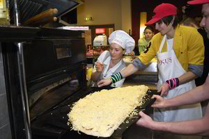 Debiutinį albumą pristatęs dainininkas Bartas įsijautė į picų kepėjo vaidmenį