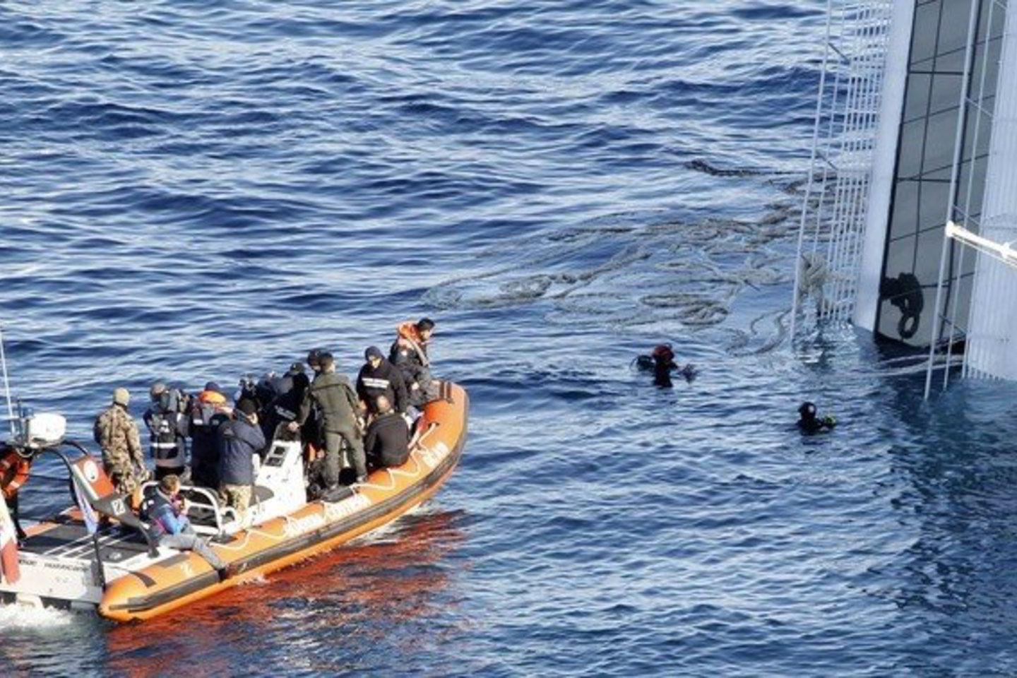 Kruizinis laivas su daugiau kaip 4 200 žmonių penktadienio vakarą užplaukė ant uolų netoli Italijai priklausančios Džiljo salos.