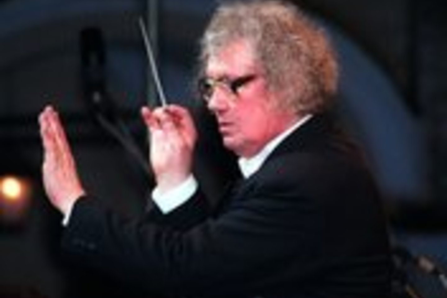 Prie dirigento pulto – vienas ryškiausių ir įtakingiausių šalies dirigentų maestro J.Domarkas.