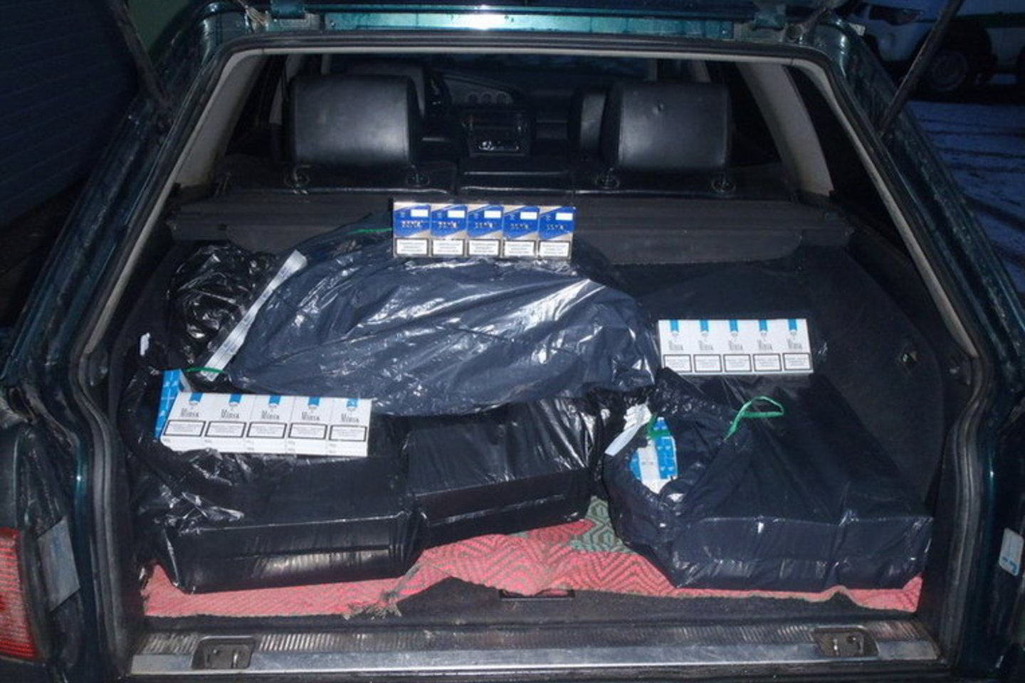 Apžiūrint automobilį, bagažinėje buvo rastas didelis kiekis cigarečių (2390 tūkstančių pakelių) cigarečių „Fest“ ir „Minsk“, be Lietuvos banderolių, kurių vertė apie 16 730 Lt.