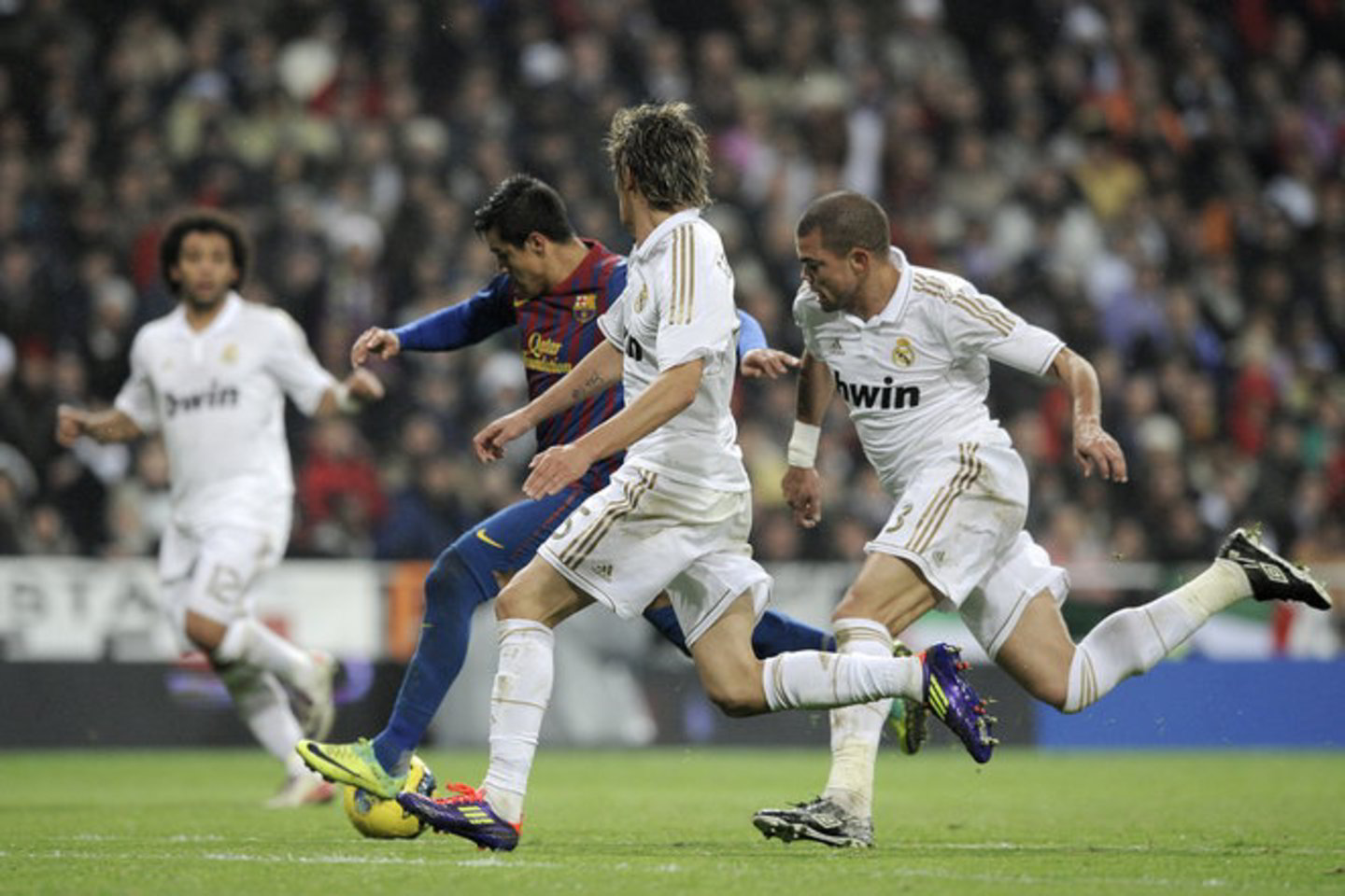 Paskutiniame "El Clasico" mače "Real" (balti marškinėliai) "Barcelona" futbolininkų sustabdyti nesugebėjo.