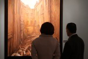 S.Bakas demonstruoja savo tapybos darbus