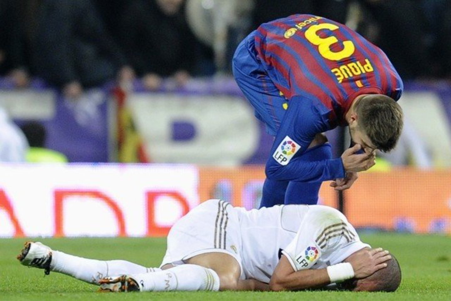 Už vaidybą Pepe (guli) sulaukė ir „Barcelona“ žaidėjo G.Pique, ir kitų futbolininkų kritikos.