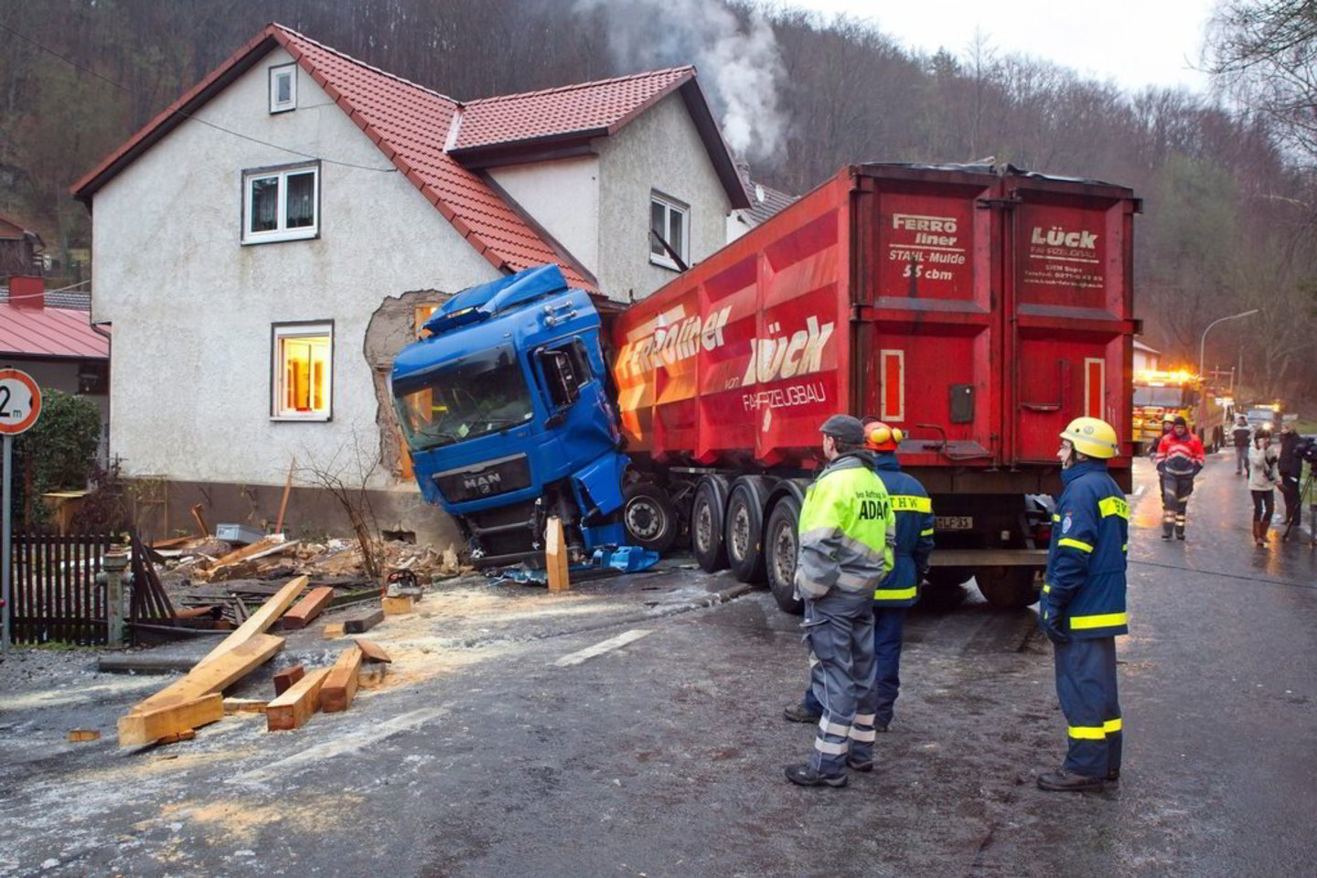 Vilkikas nučiuožė nuo važiuojamosios dalies ir įsirėžė į namo sieną – tiesiai į miegamąjį, kuriame miegojo sutuoktinių pora.