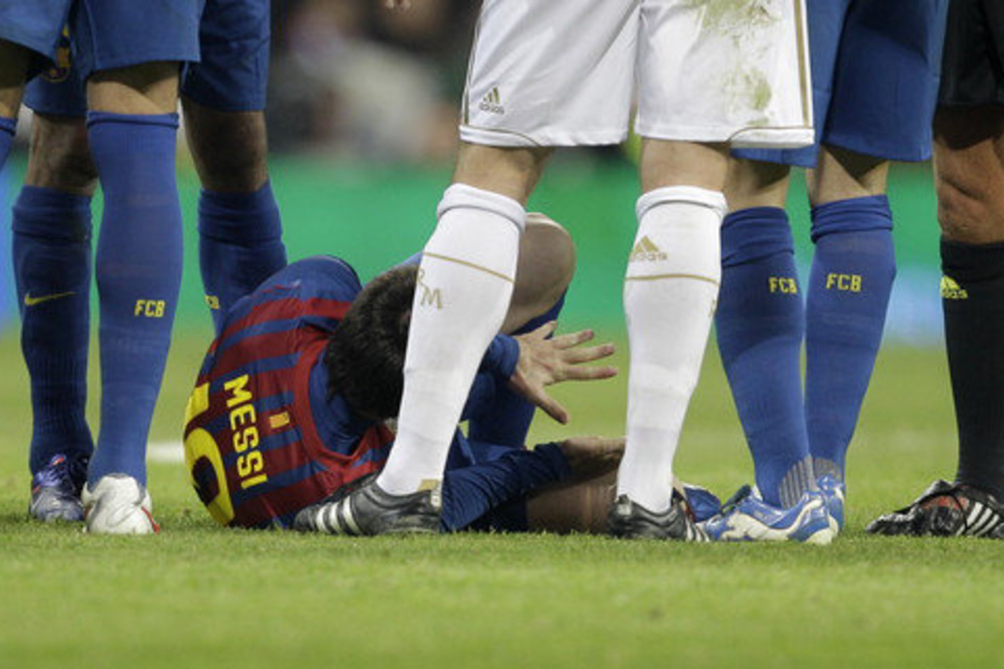 Už rankos susiėmęs L.Messi nesitikėjo tokio varžovo poelgio.