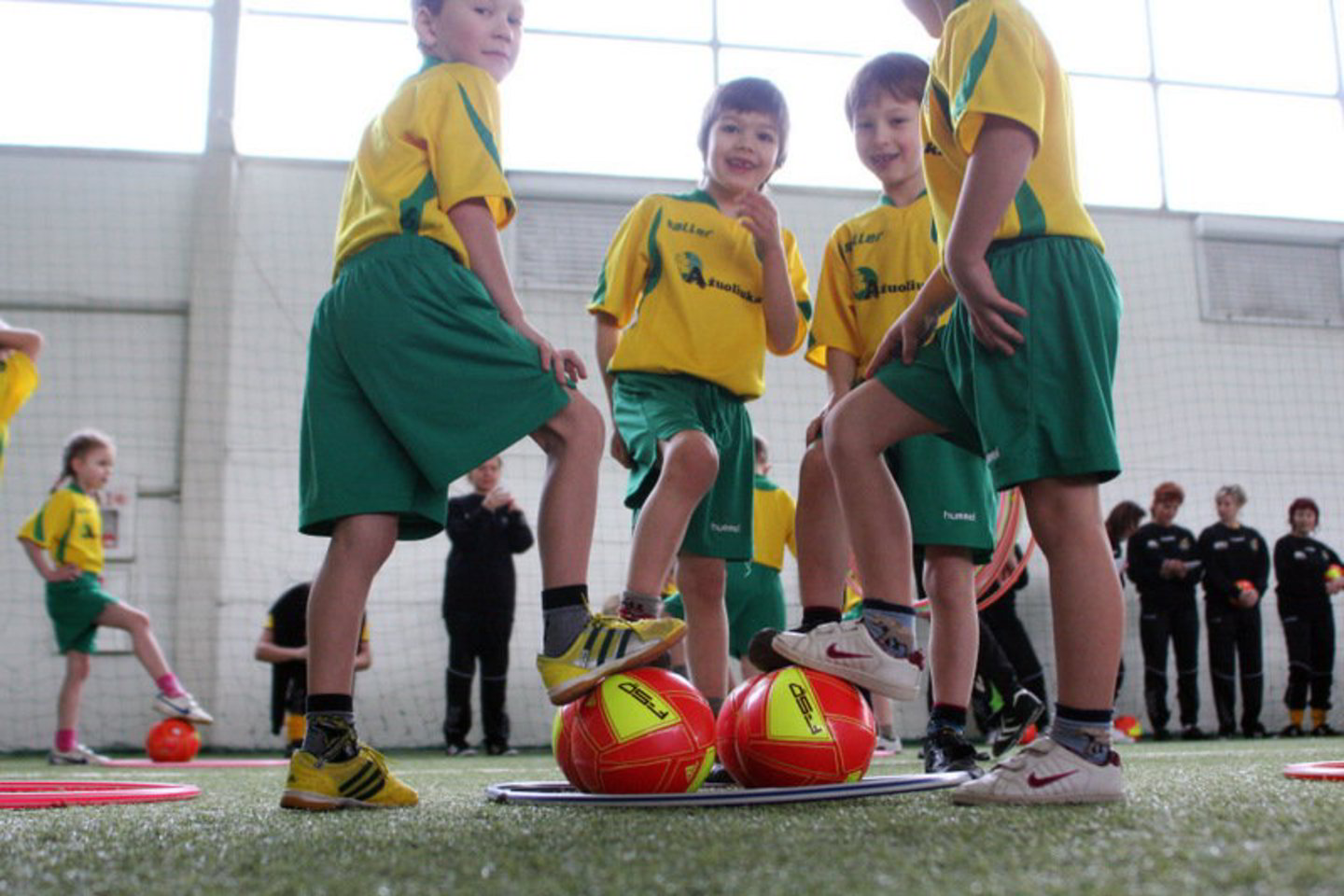 Nuotaikingose pratybose plušėjo jaunieji futbolininkai ir jų auklėtojos.