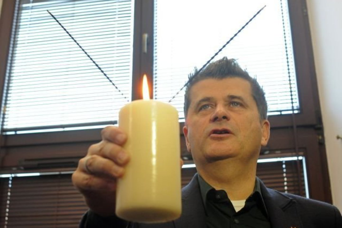 Januszas Palikotas suktinės neprisidegė. Vietoje jos politikas uždegė aromatinę žvakę.
