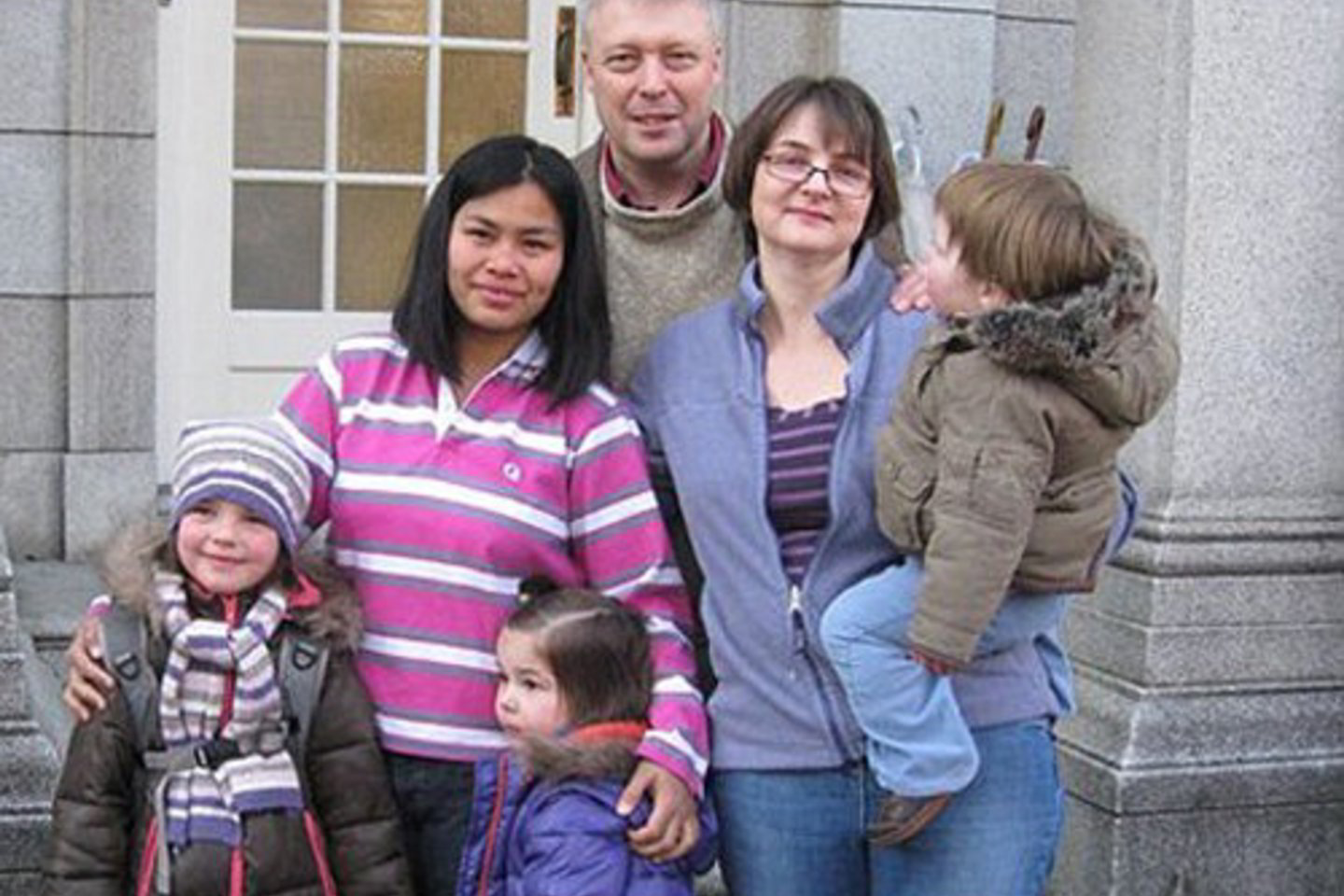 Sutuoktiniai diplomatai dirbdami kartu gali leisti laiką su savo mažais vaikais.
