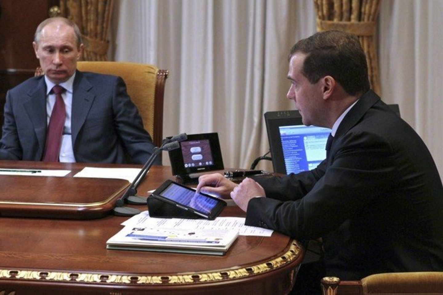 V.Putino (kairėje) ir D.Medvedevo reitingai - slidūs.
