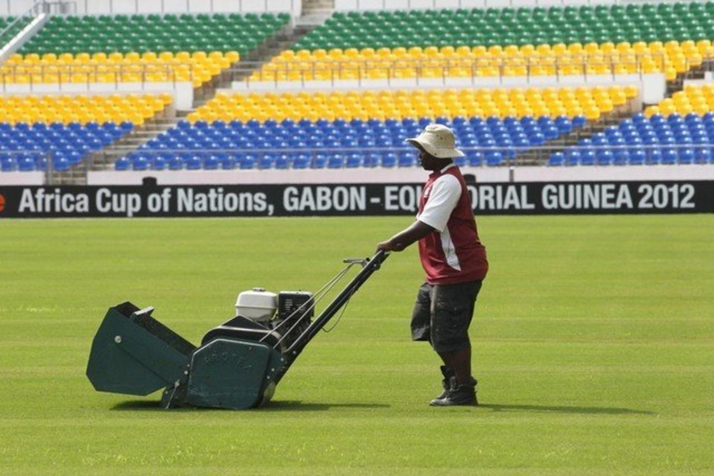 Pusiaujo Gvinėjos ir Gabono stadionuose - baigiamieji pasiruošimo darbai.