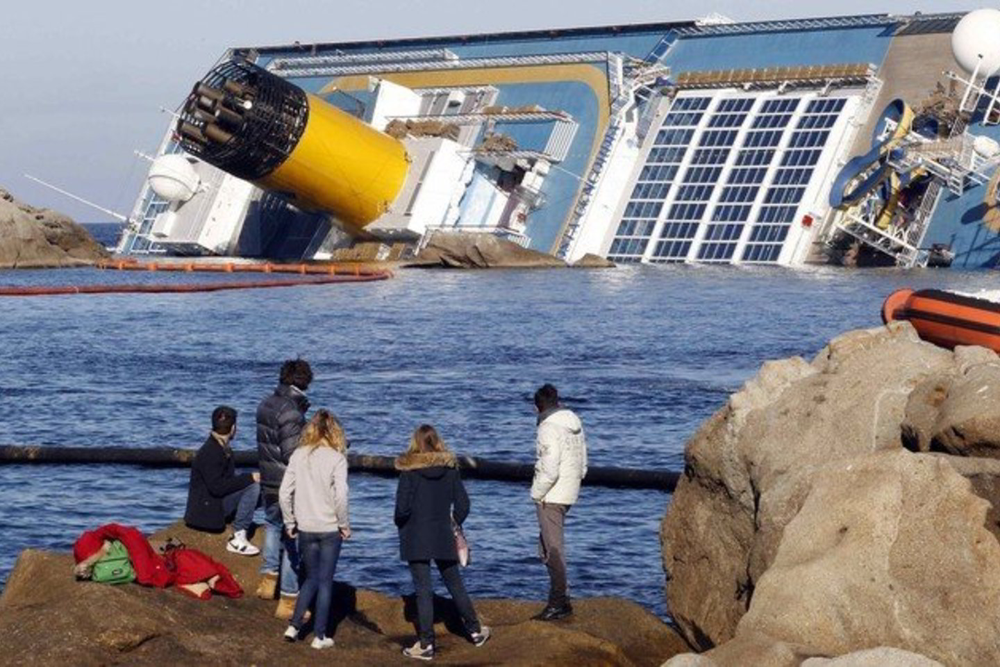 „Costa Concordia“ su daugiau kaip 4 200 žmonių praėjusios savaitės penktadienio vakarą užplaukė ant uolų netoli Italijai priklausančios Džilijo salos.