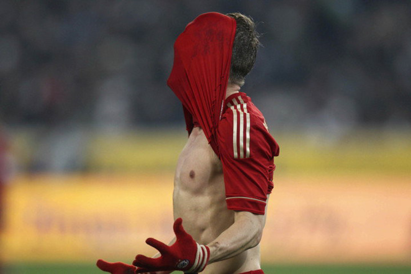 "Bayern" žaidėjas B.Schweinsteigeris neslėpė apmaudo.