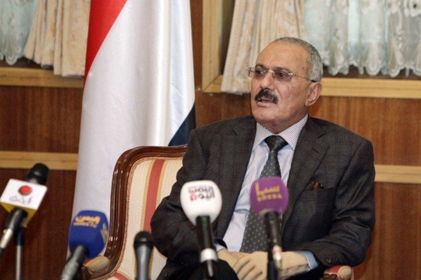 „Prašau visų savo žmonių, vyrų ir moterų, atleidimo už bet kokius trūkumus mano 33 metus trukusio valdymo metu“, - sakė Jemeno prezidentas Ali Abdullah Salehas.
