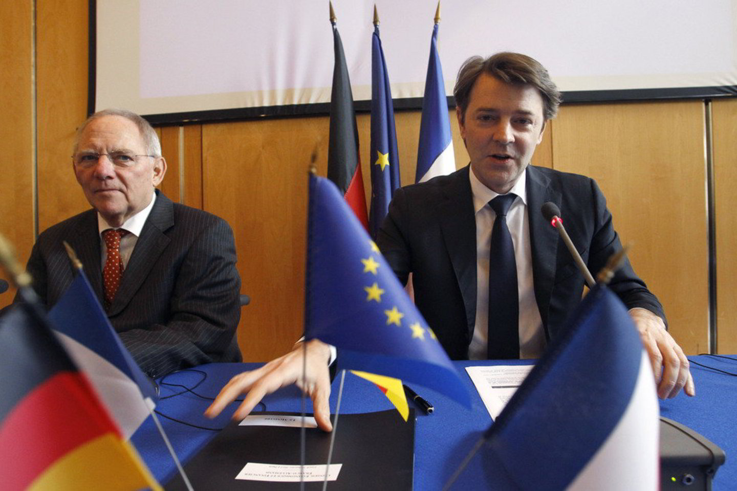 Vokietijos finansų ministras Wolfgangas Schauble (kairėje) mano, kad investuotojų pasitikėjimas euro zona grįžta.