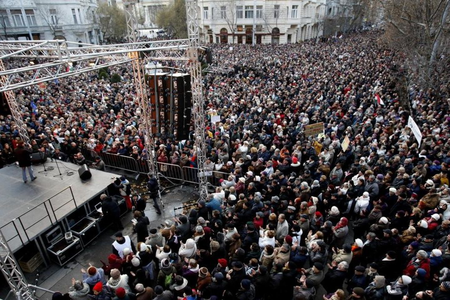 Sekmadienį vykusią protesto akciją organizavo „Klubradio“ žurnalistai, reikalaujantys teisės toliau transliuoti laidas.