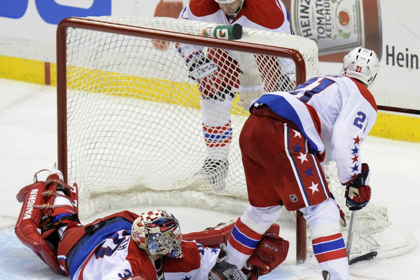 NHL čempionate sekmadienį „Pittsburgh Penguins“ komanda namuose po pratęsimo 4:3 (2:0, 0:2, 1:1; 1:0) įveikė „Washington Capitals“ ekipą.