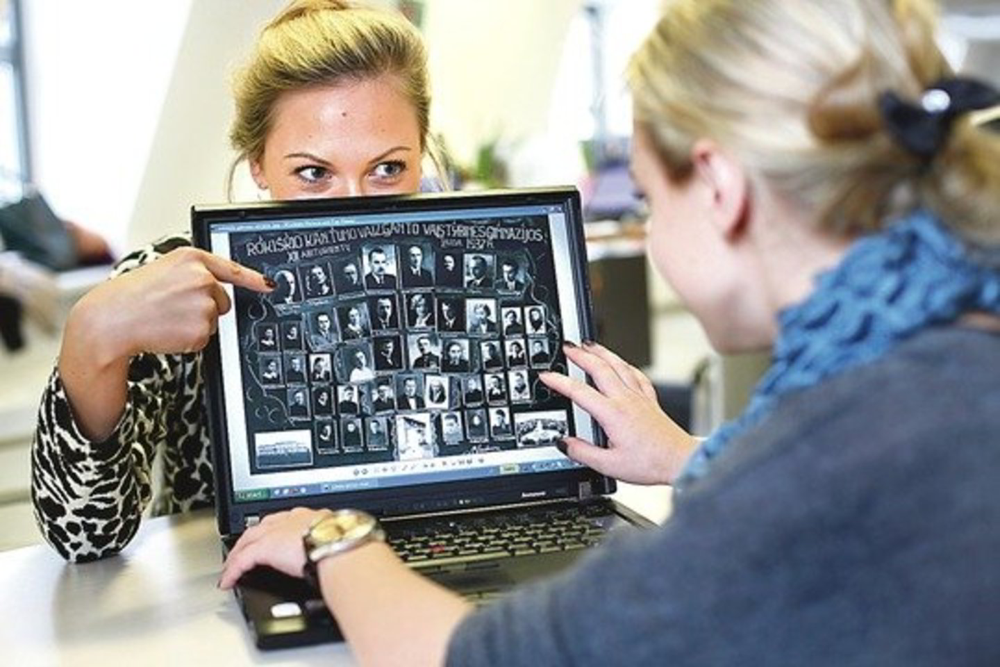 Mokytojų ir klasės draugų fotovinjetė – ilgam prisiminimui. Kokybiškai padaryta galės džiaugtis vaikai ir anūkai.