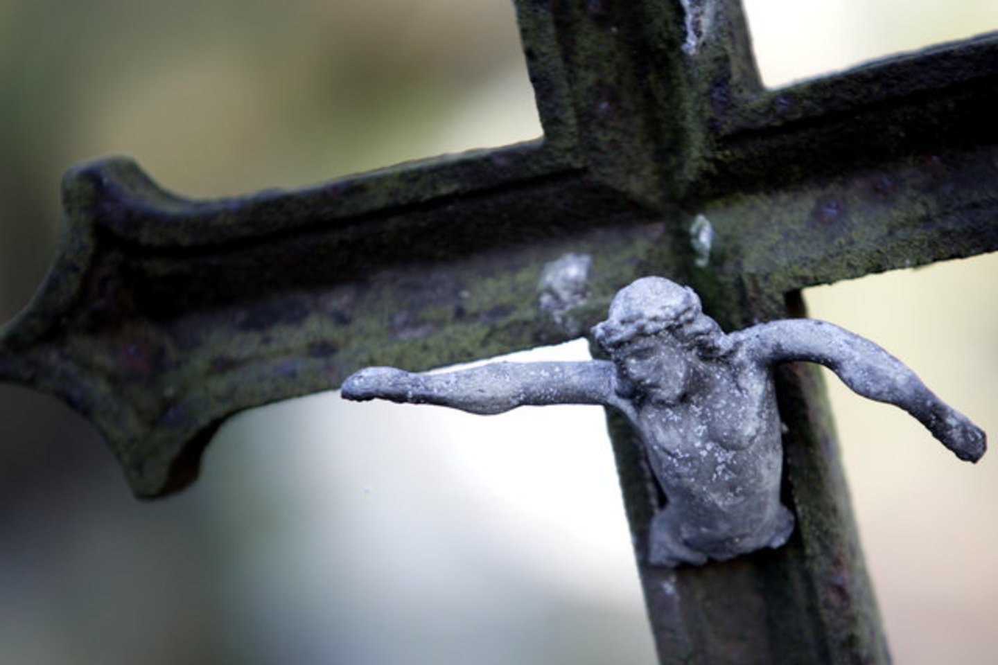 Daugiau nei 40 tūkstančių ispanų pasirašė peticiją dėl tariamai šventvagiškos nuotraukos, kurioje Kristų vaizduojantis nuogas aktorius savo intymią vietą dengia religinio turinio paveikslu.