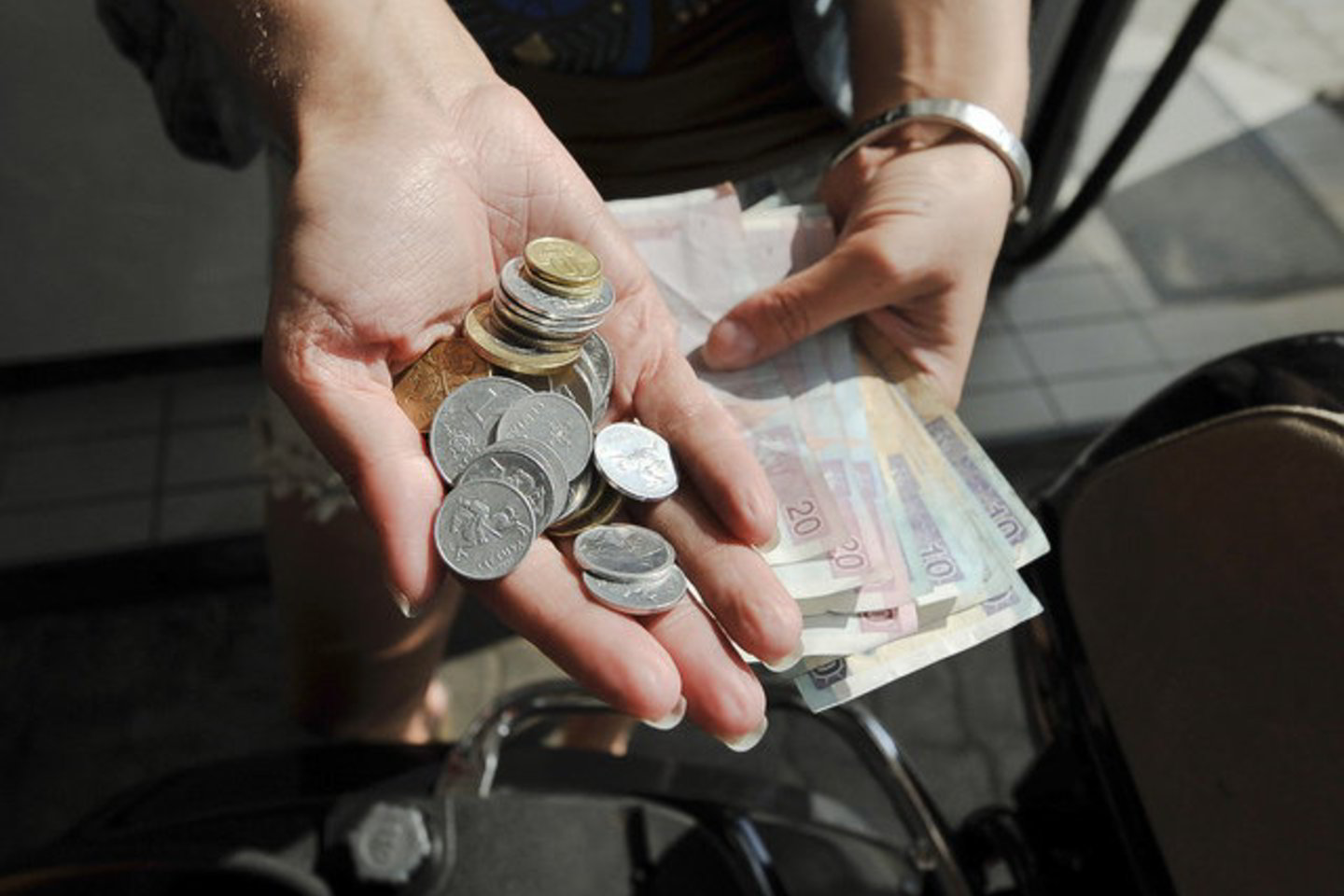 Ministerijos duomenimis, socialinių darbuotojų vidutinis nustatytas tarnybinis atlyginimas 2011-ųjų pabaigoje buvo 1445 litų per mėnesį, socialinių darbuotojų padėjėjų - 1006 litai per mėnesį.