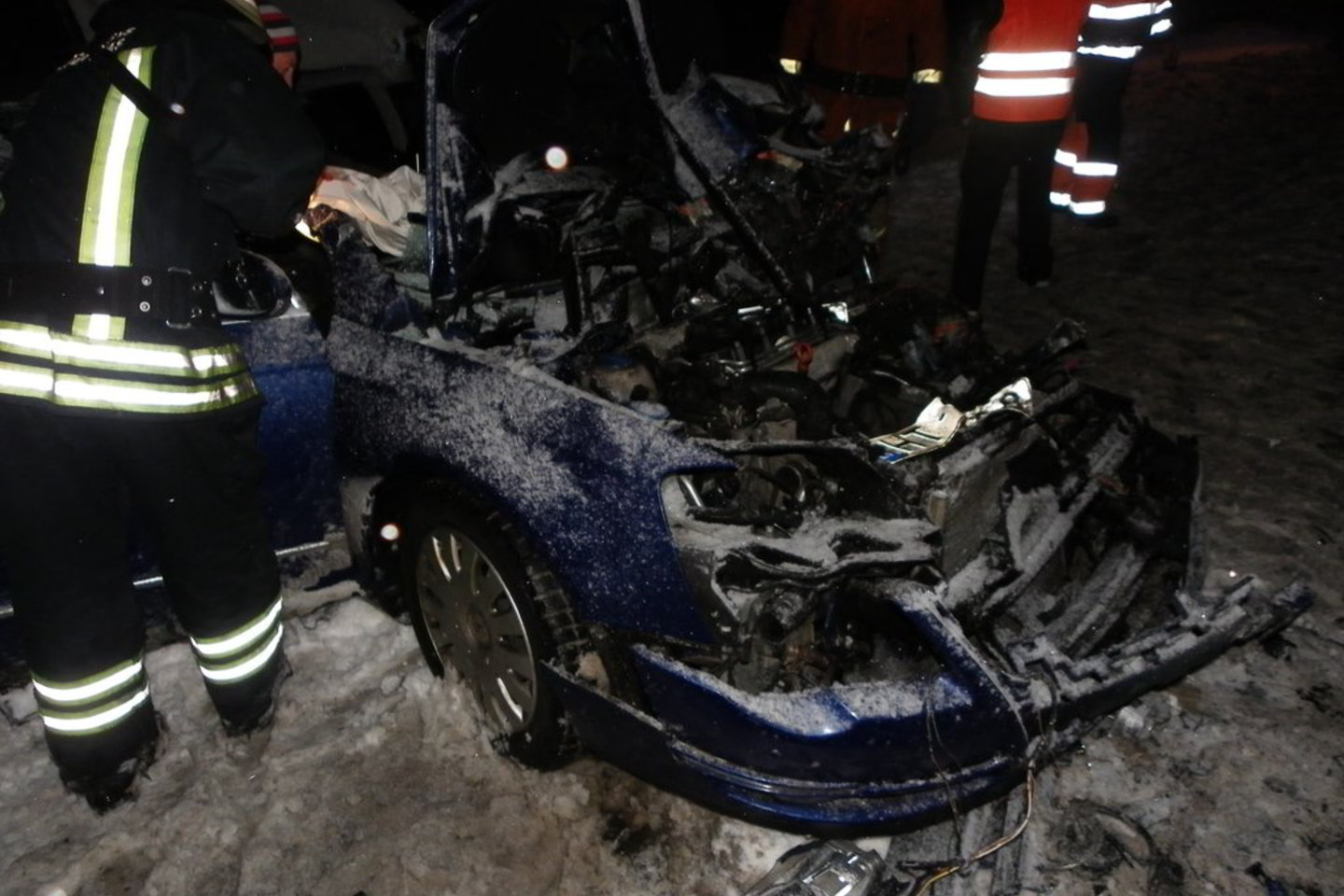 Iš sulamdyto "Volkswagen Passat" latvį vairuotoją išvadavo ugniagesiai.