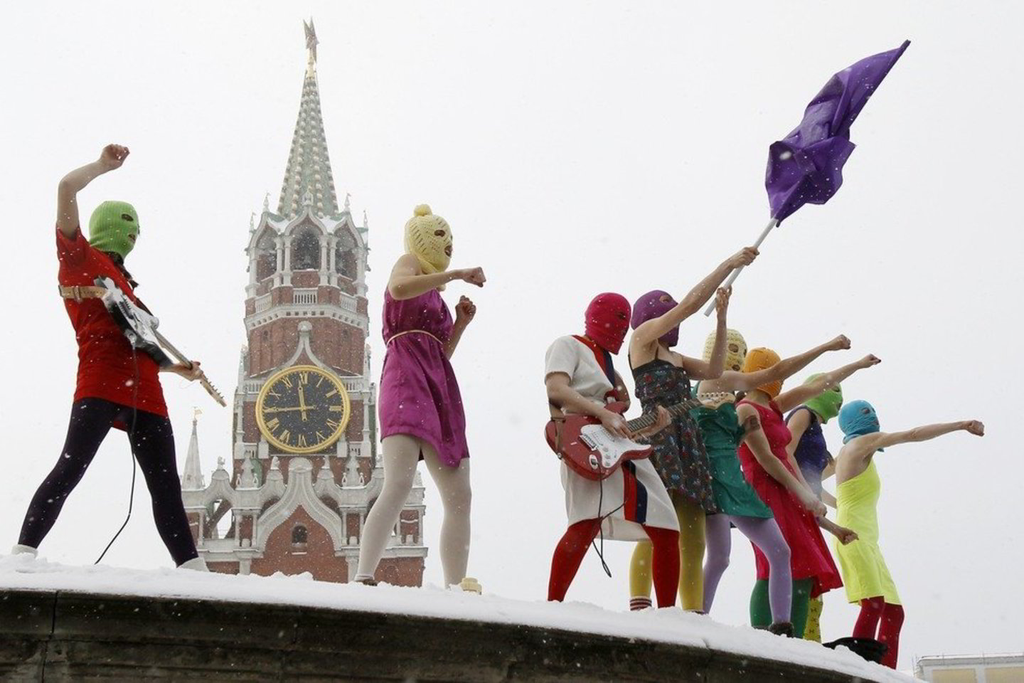 Merginų pankroko grupės "Pussy Riot" skandalistės dar kartą pasirodė prie Kremliaus.