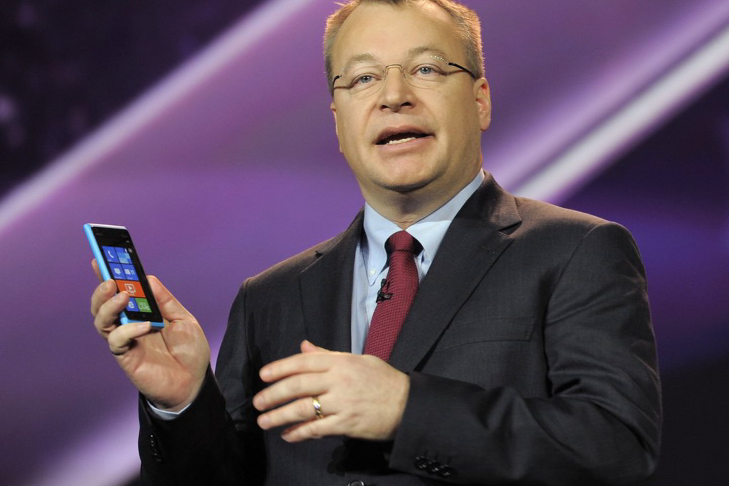 „Nokia“ prezidentas Stephenas Elopas pristato naują "Nokia" telefoną.